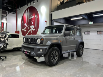 سوزوكي  جمني  2021  اوتوماتيك  63,000 كم  4 سلندر  دفع رباعي  اس يو في  رمادي