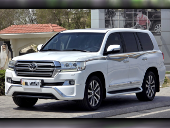 تويوتا  لاند كروزر  في اكس أس  2016  اوتوماتيك  303,000 كم  8 سلندر  دفع رباعي  اس يو في  أبيض