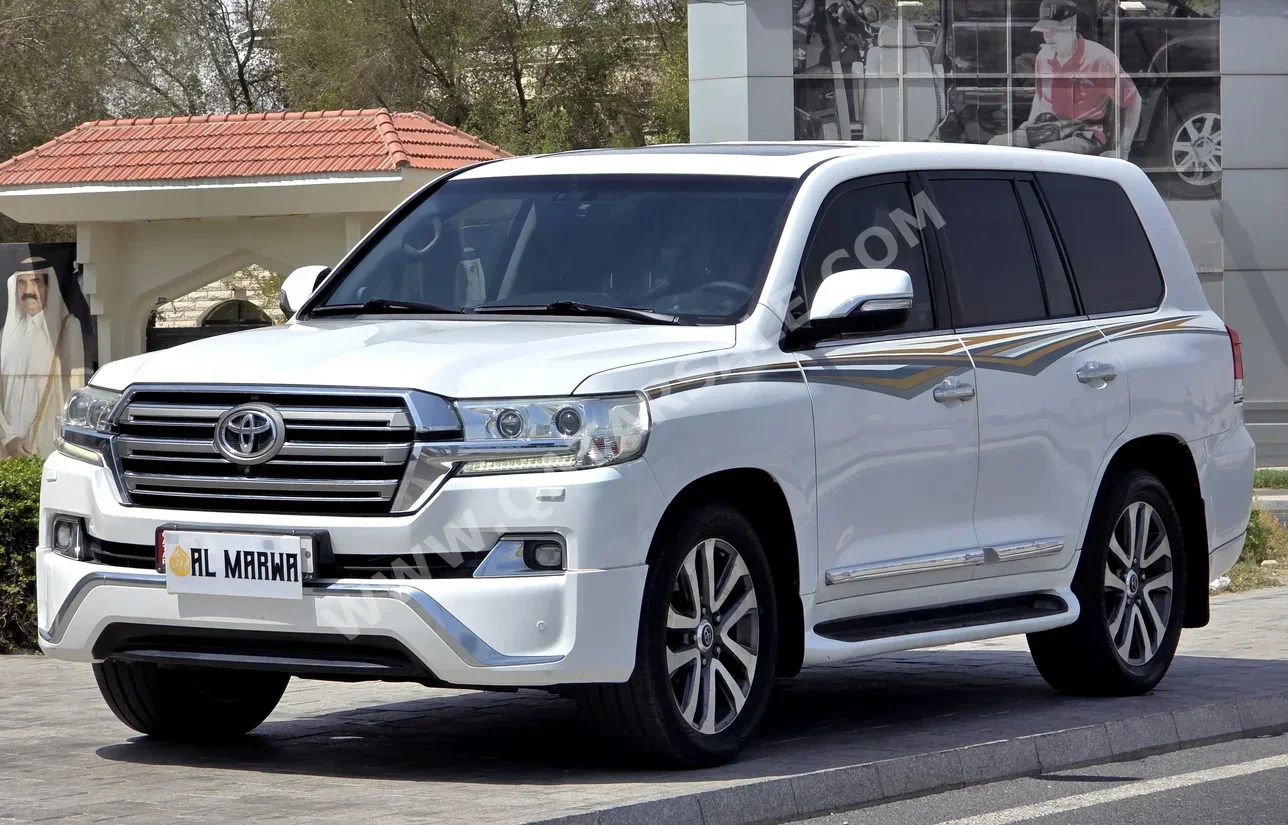 تويوتا  لاند كروزر  في اكس أس  2016  اوتوماتيك  303,000 كم  8 سلندر  دفع رباعي  اس يو في  أبيض