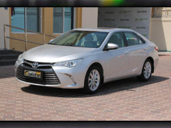 تويوتا  كامري  جي ال اكس  2017  اوتوماتيك  5,000 كم  4 سلندر  سحب امامي  سيدان  فضي