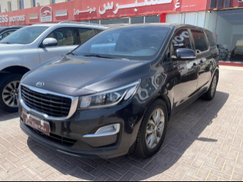 كيا  كارنفال  2020  اوتوماتيك  129,000 كم  6 سلندر  سحب امامي  فان \ باص  رمادي