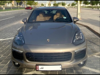 بورش  كيان  اس  2016  اوتوماتيك  60,000 كم  6 سلندر  دفع رباعي  اس يو في  ذهبي