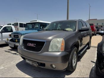 جي ام سي  يوكون  اكس إل  2013  اوتوماتيك  200,000 كم  8 سلندر  دفع رباعي  اس يو في  رمادي