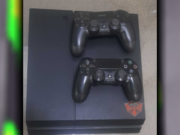 اجهزة العاب الفديو - سوني  - بلاي ستيشن 4  - 500 جيجابايت  -تشمل أجهز تحكم: 2