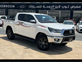 Toyota  Hilux  SR5  2025  Automatic  10,000 Km  4 Cylinder  Four Wheel Drive (4WD)  Pick Up  White  With Warranty