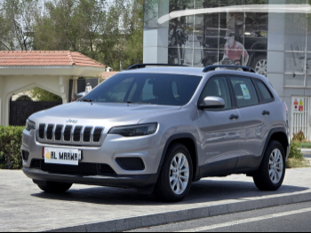 جييب  شيروكي  سبورت  2021  اوتوماتيك  60,000 كم  6 سلندر  دفع رباعي  اس يو في  فضي