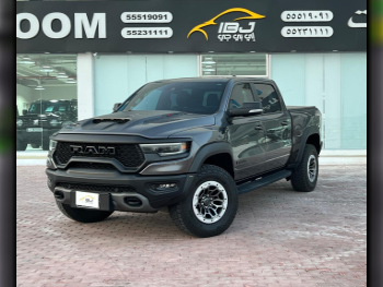 دودج  رام  تي أر إكس  2022  اوتوماتيك  95,000 كم  8 سلندر  دفع رباعي  بيكب  رمادي  تحت الضمان
