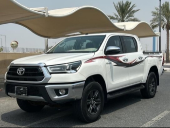 Toyota  Hilux  SR5  2023  Automatic  189,000 Km  4 Cylinder  Four Wheel Drive (4WD)  Pick Up  White