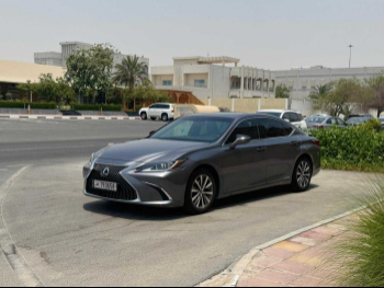 Lexus  ES  300h  2020  Automatic  178,000 Km  4 Cylinder  Front Wheel Drive (FWD)  Sedan  Gray  With Warranty