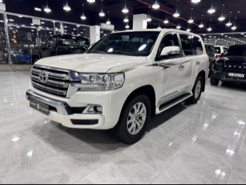 Toyota  Land Cruiser  GXR  2018  Automatic  122,000 Km  8 Cylinder  Four Wheel Drive (4WD)  SUV  White