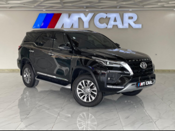 Toyota  Fortuner  SR5  2025  Automatic  1,200 Km  6 Cylinder  Four Wheel Drive (4WD)  SUV  Black  With Warranty