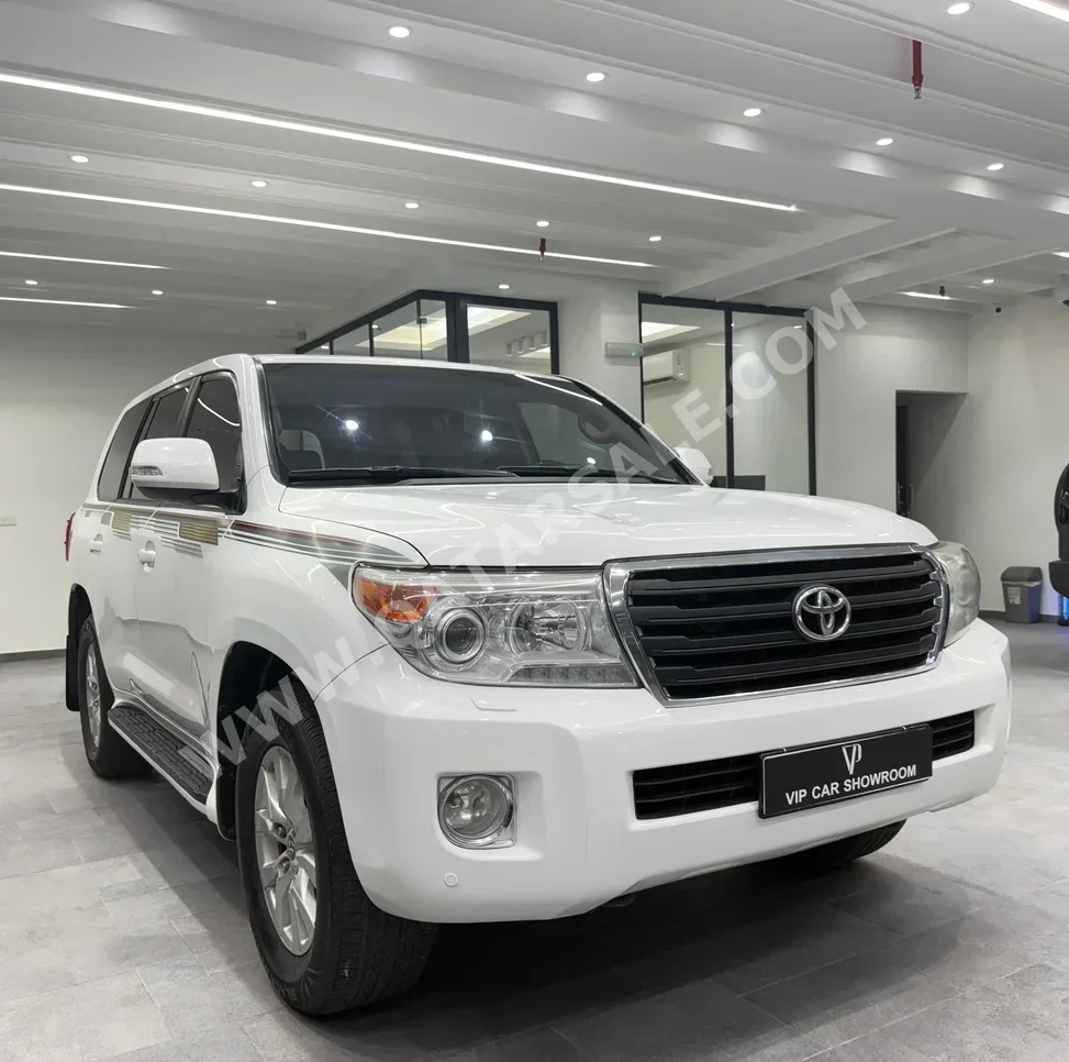 تويوتا  لاند كروزر  جي اكس ار  2014  اوتوماتيك  213,000 كم  6 سلندر  دفع رباعي  اس يو في  أبيض