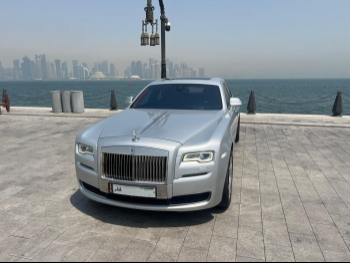 رولز - رويس  غوست  2016  اوتوماتيك  63,000 كم  12 سلندر  دفع كلي مستمر  سيدان  فضي