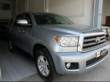 Toyota  Sequoia  2015  Automatic  302,000 Km  8 Cylinder  Four Wheel Drive (4WD)  SUV  Silver