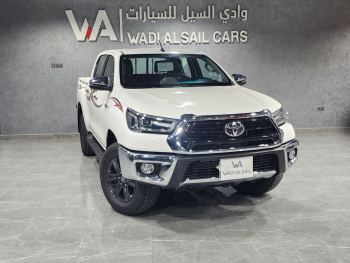 Toyota  Hilux  SR5  2025  Automatic  0 Km  4 Cylinder  Four Wheel Drive (4WD)  Pick Up  White  With Warranty
