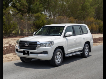 تويوتا  لاند كروزر  جي اكس  2018  اوتوماتيك  27,000 كم  6 سلندر  دفع رباعي  اس يو في  أبيض