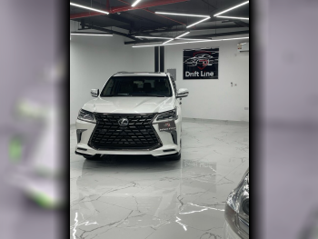 Lexus  LX  570  2016  Automatic  323,000 Km  8 Cylinder  Four Wheel Drive (4WD)  SUV  White