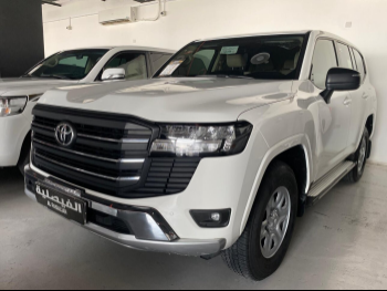 تويوتا  لاند كروزر  جي اكس  2025  اوتوماتيك  33,000 كم  6 سلندر  دفع رباعي  اس يو في  أبيض  تحت الضمان