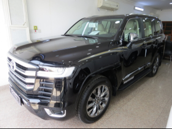 تويوتا  لاند كروزر  في اكس توين توربو  2025  اوتوماتيك  0 كم  6 سلندر  دفع رباعي  اس يو في  أسود  تحت الضمان