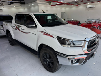 Toyota  Hilux  SR5  2025  Automatic  30,000 Km  4 Cylinder  Four Wheel Drive (4WD)  Pick Up  White  With Warranty
