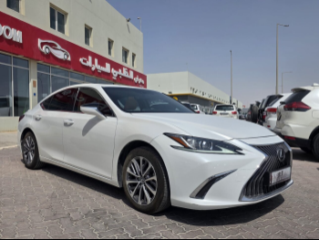 Lexus  ES  300h  2023  Automatic  86,000 Km  4 Cylinder  Rear Wheel Drive (RWD)  Sedan  White