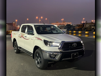 Toyota  Hilux  SR5  2025  Automatic  0 Km  4 Cylinder  Four Wheel Drive (4WD)  Pick Up  White  With Warranty