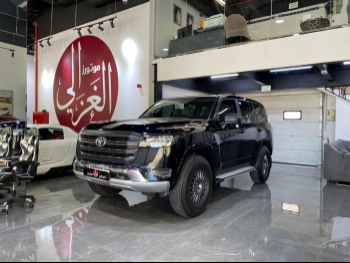 تويوتا  لاند كروزر  جي اكس  2024  اوتوماتيك  44,000 كم  6 سلندر  دفع رباعي  اس يو في  أسود  تحت الضمان