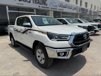 Toyota  Hilux  SR5  2024  Manual  0 Km  4 Cylinder  Four Wheel Drive (4WD)  Pick Up  White  With Warranty