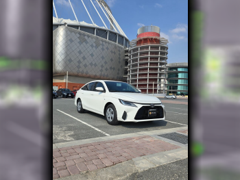 تويوتا  ياريس  4 سلندر  سيدان  أبيض  2024