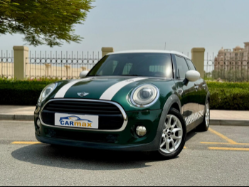 Mini  Cooper  2017  Automatic  83,000 Km  4 Cylinder  Front Wheel Drive (FWD)  Hatchback  Green