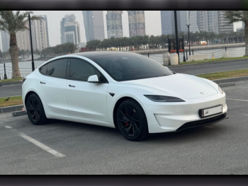 تسلا  مودل 3  بيرفورمانس  2025  اوتوماتيك  12,000 كم  0 سلندر  دفع كلي مستمر  سيدان  أبيض  تحت الضمان