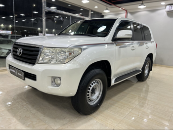 تويوتا  لاند كروزر  في اكس  2013  اوتوماتيك  330,000 كم  6 سلندر  دفع رباعي  اس يو في  أبيض