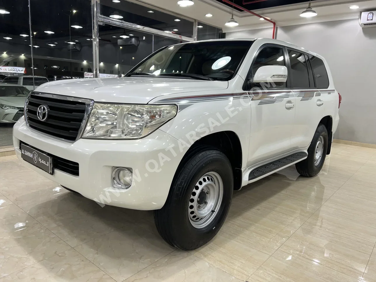 تويوتا  لاند كروزر  في اكس  2013  اوتوماتيك  330,000 كم  6 سلندر  دفع رباعي  اس يو في  أبيض