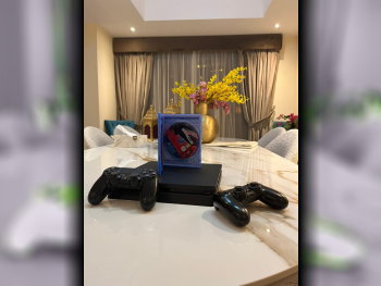 اجهزة العاب الفديو - سوني  - بلاي ستيشن 4  - 1 تيرابايت  -تشمل أجهز تحكم: 2