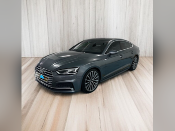 اودي  أي 5  2019  اوتوماتيك  53,200 كم  4 سلندر  دفع خلفي  سيدان  رمادي  تحت الضمان