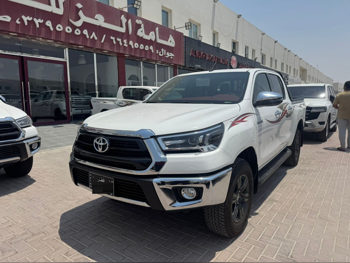 Toyota  Hilux  SR5  2025  Automatic  1,000 Km  4 Cylinder  Four Wheel Drive (4WD)  Pick Up  White  With Warranty