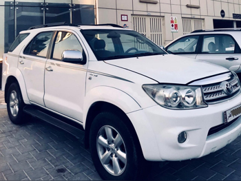 تويوتا  فورشنر  اس ار 5  2009  اوتوماتيك  131,000 كم  6 سلندر  دفع رباعي  اس يو في  أبيض