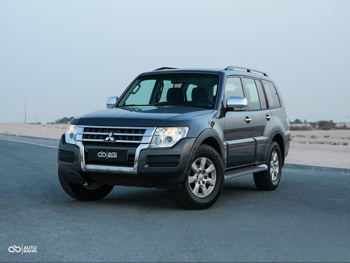 ميتسوبيشي  باجيرو  GLS  2017  اوتوماتيك  124,000 كم  6 سلندر  دفع رباعي  اس يو في  رمادي