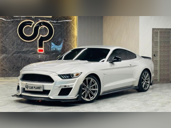 Ford  Mustang  GT  2015  Automatic  33,000 Km  8 Cylinder  Rear Wheel Drive (RWD)  Coupe / Sport  White