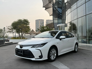 تويوتا  كورولا  هايبرد  2025  اوتوماتيك  0 كم  4 سلندر  سحب امامي  سيدان  أبيض  تحت الضمان