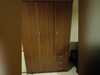 خزائن ودواليب الملابس والزينة - خزائن  - بنى
