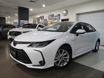 تويوتا  كورولا  هايبرد  2025  اوتوماتيك  0 كم  4 سلندر  سحب امامي  سيدان  أبيض  تحت الضمان