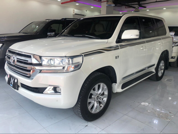 تويوتا  لاند كروزر  في اكس ار  2017  اوتوماتيك  329,000 كم  8 سلندر  دفع رباعي  اس يو في  أبيض