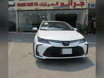تويوتا  كورولا  هايبرد  2025  اوتوماتيك  0 كم  4 سلندر  سحب امامي  سيدان  أبيض