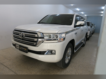 تويوتا  لاند كروزر  في اكس ار  2021  اوتوماتيك  23,000 كم  8 سلندر  دفع رباعي  اس يو في  أبيض