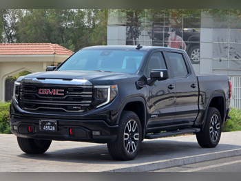 جي ام سي  سييرا  اي تي 4  2024  اوتوماتيك  15,000 كم  8 سلندر  دفع رباعي  بيكب  أسود