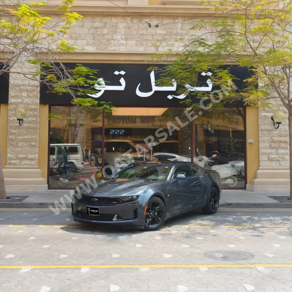 شفروليه  كمارو  اس اس  2023  اوتوماتيك  17,340 كم  4 سلندر  دفع خلفي  كوبيه \ سبورت  رمادي