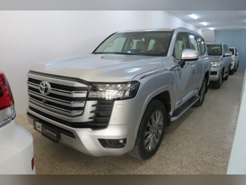 تويوتا  لاند كروزر  جي اكس ار توين توربو  2024  اوتوماتيك  51,000 كم  6 سلندر  دفع رباعي  اس يو في  فضي  تحت الضمان