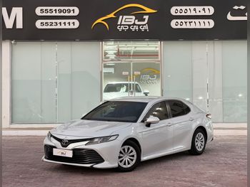 تويوتا  كامري  أل اي  2019  اوتوماتيك  122,000 كم  4 سلندر  سحب امامي  سيدان  أبيض