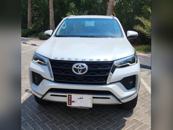 Toyota  Fortuner  SR5  2024  Automatic  0 Km  6 Cylinder  Four Wheel Drive (4WD)  SUV  White  With Warranty